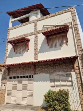 Casa 3 pavimentos no centro, próx. ao Marista, 130m² área construída