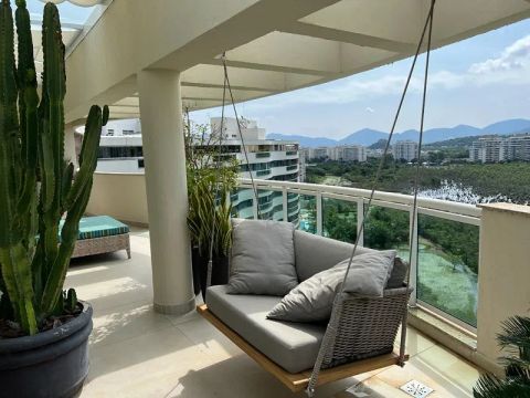 Barra da Tijuca - Condomínio Blue One - Excelente Cobertura Duplex Três Quartos Sendo Uma 