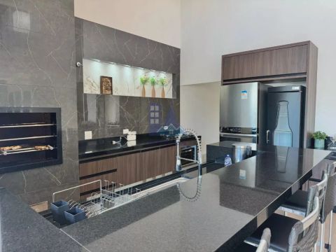 Sobrado mobiliado a venda com 3 suítes, piscina, cozinha gourmet com churrasqueira em Port