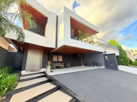 Sobrado para venda possui 324 metros quadrados com 5 quartos