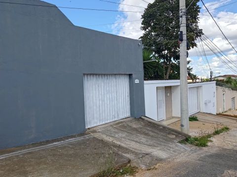 Alugo Casa no Panorama I com 3 quartos.