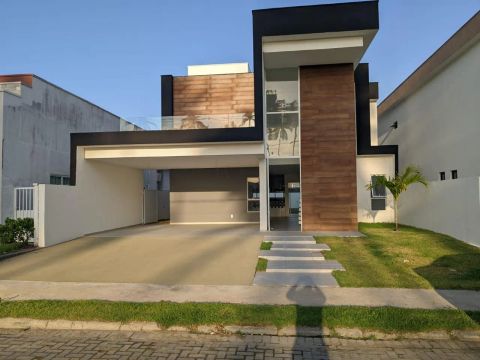 Casa com jardim privativo em condomínio fechado