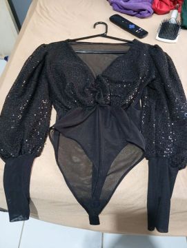 Body preto com manga comprida e detalhes em paetês