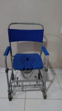 Cadeira de Roda para higienizacao e Andadir paracidosos