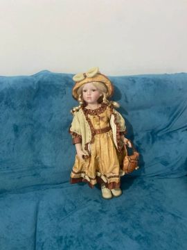 Boneca de Porcelana Colecionável