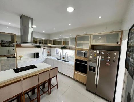 PORTEIRA FECHADA . Belíssima Casa no Alphaville, ARAÇAGI,