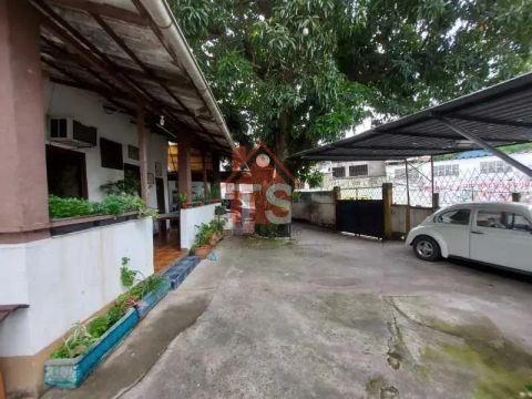 Ampla casa frente de rua de 3 Qts com imenso Quintal ao lado do Metrô de Maria da Graça
