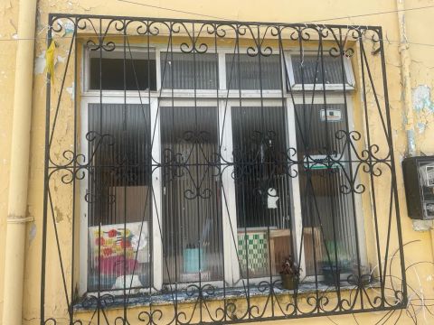 Janelas de ferro com grade