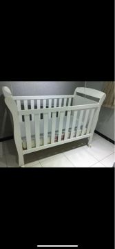 Berço de bebê branco