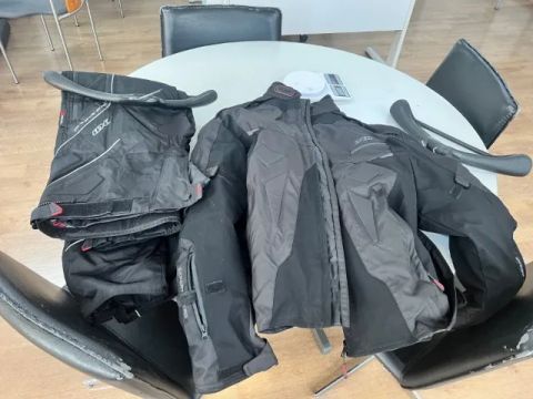 Jaqueta Evo 4 X11 tamanho 5G e calça X11 tamanho 4G