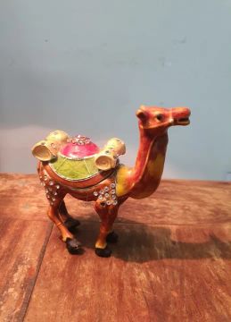 Belíssimo Mini Porta Joias em Formato de Camelo. Fabricado em Metal Esmaltado, com detalhe
