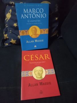 2 livros Coleção Os Senhores de Roma Marco Antônio Cleopatra e César