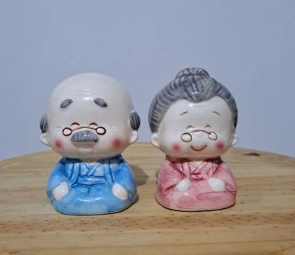 Cofre casal de vovós chineses em cerâmica impecável com kimono rosa e azul