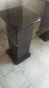 Mesa de centro de vidro com base em madeira