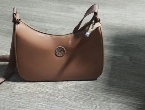 Bolsa transversal da moleca, cor bege, quase nova usada 4 vezes.