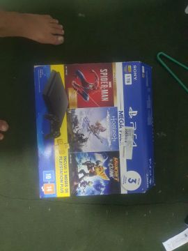 Playstation 4 1TB + 3 jogos + 3 meses PSN