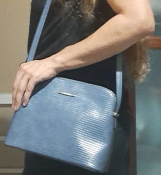 Bolsa Azul da Constance retangular imitando couro e texturizada