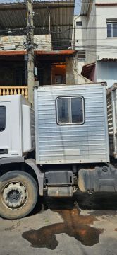 Cabine auxiliar com carroceria 5 metros 