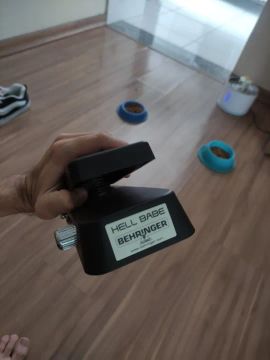 Pedal de Guitarra Behringer Hell Babe