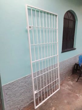 Grade de proteção em ferro, branca.