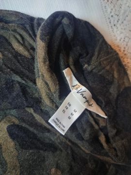 Blusa manga cumprida camuflada com gola alta. (Marca: ReVamped) Tamanho: M 