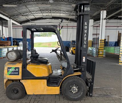 Empilhadeira Komatsu - Triplex - 2,5t - Deslocador Lateral ano 2001 