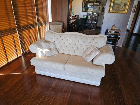 Sofá vintage de 2 lugares. Um verdadeiro clássico elegante