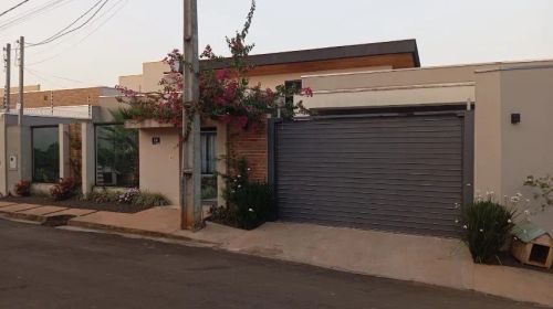 Vende-se casa alto padrão