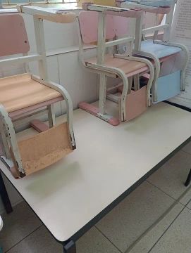 Conjunto de Cadeiras Escolares