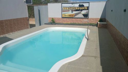 Sítio com piscina em área verde