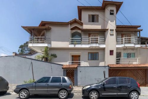 Sobrado para venda com 4 quartos, sendo 4 suítes, 391m²