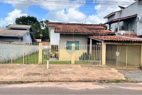 Casa à venda com 69,86m² 3 quartos, sendo 1 suíte por R$ 250.000,00 no bairro Floresta, em