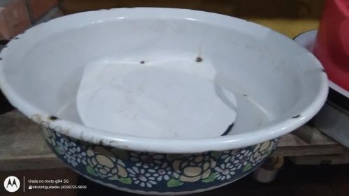 Bacia esmaltada antiga