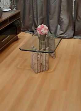 Mesa de centro de vidro com base de pedra