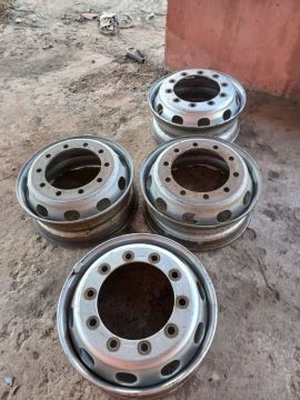 Rodas de caminhão aro 22,5 600$ cada 
