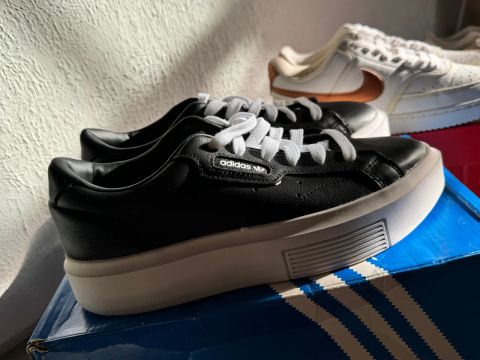 Tênis Adidas SLEEK 