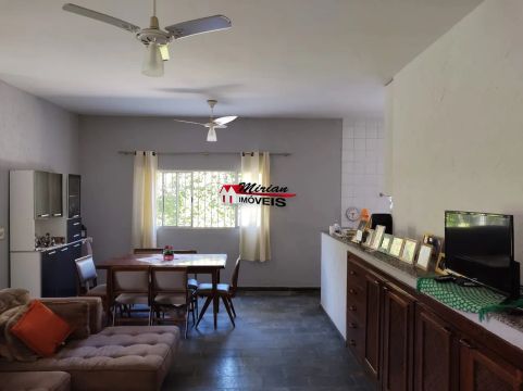 Casa a venda em bairro perto da praia em Peruíbe