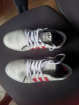 Tênis Adidas Branco com Detalhes Vermelhos
