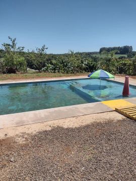 Edícula para alugar e piscina em chácara 
