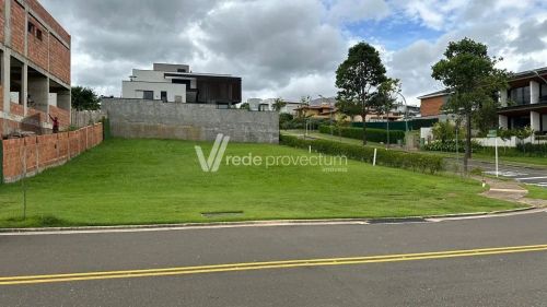 Terreno à venda no condomínio Alphaville D. Pedro 3 em Campinas.