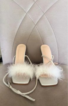 Sandálias brancas com Strass e plumas.