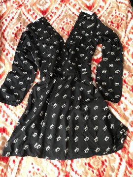 Vestido branco e preto com detalhes