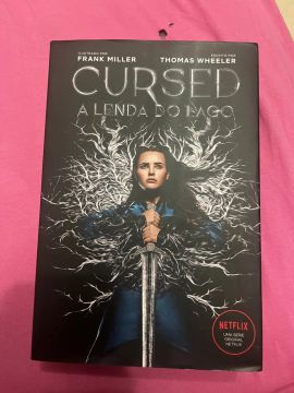 Cursed - A Lenda do Lago - Livro Capa Dura - Novo