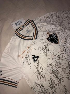 Camisa Oficial do Atlético Mineiro( autografada pelos jogadores ).