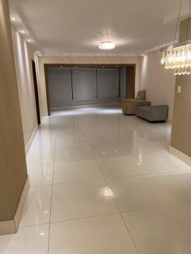 Vendo apto. na 13 de Julho, 4/4 sendo 3 suítes, reformado, sombra e vista p/ o mar.