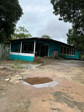 Sítio com casa sede em área verde