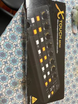 Controlador MIDI X touch mini BEHRINGER