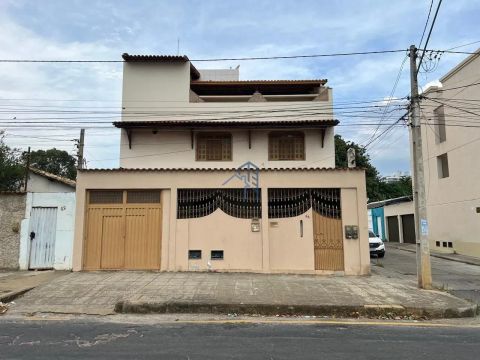 APARTAMENTO 4/4 SENDO 2 SUÍTES
