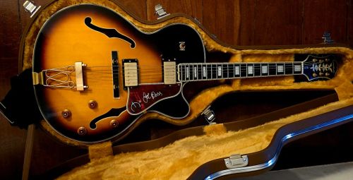 Guitarra Epiphone Joe Pass. Estado de nova. Com case.Baixei para vender rápido!