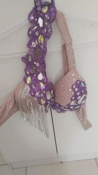 Top de dança do ventre roxo com pedrarias